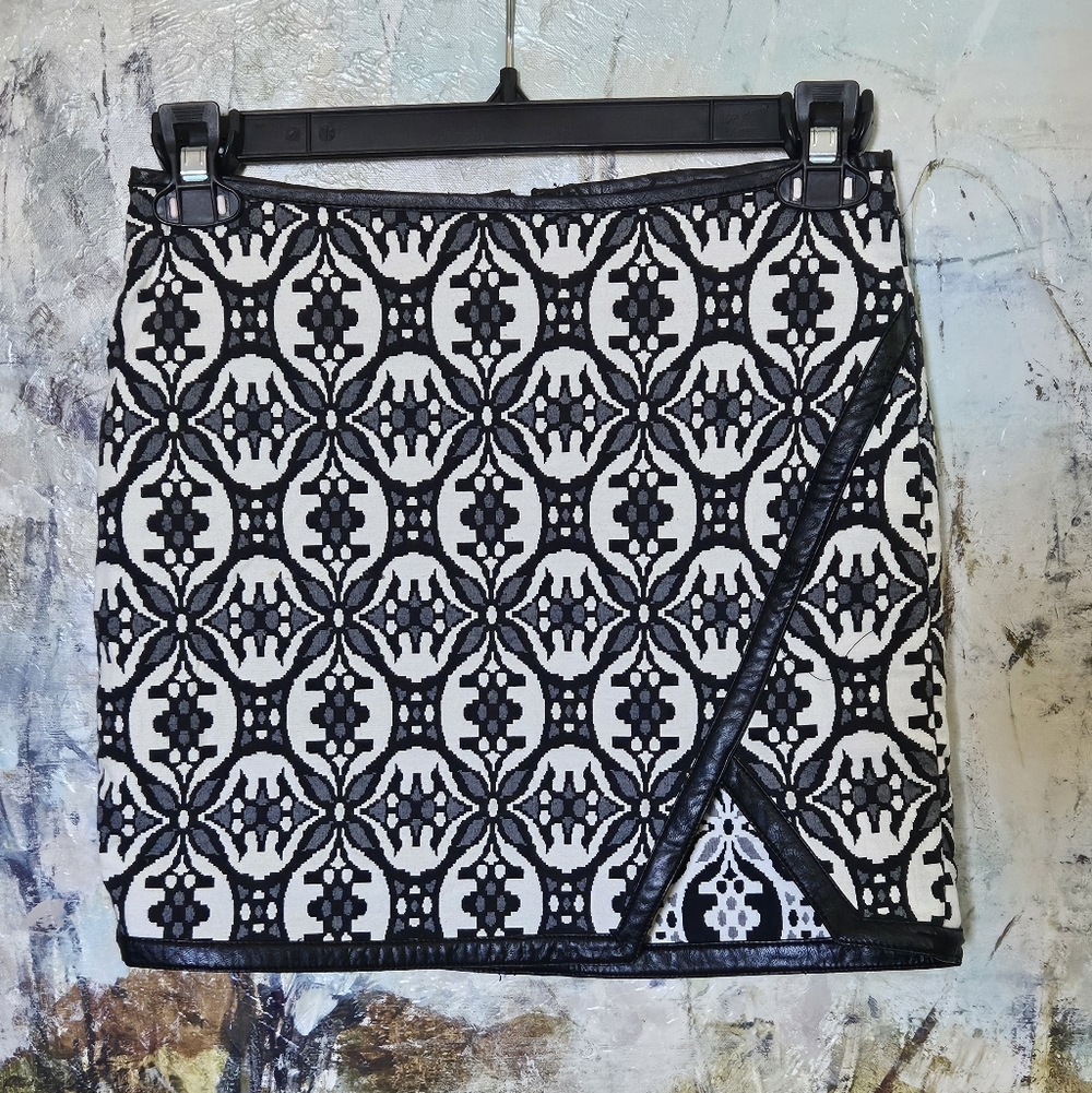 Express Faux Wrap Geo Jacquard Faux Leather Piped Stretch Mini Skirt W's Sz